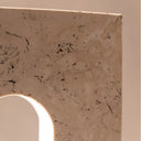 Dettaglio superficie in pietra naturale della lampada da tavolo Roma.