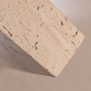 Dettaglio angolo e lavorazione della pietra della lampada Roma.