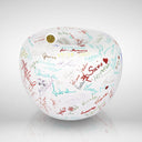 Mela decorativa in ceramica artigianale con dettagli decorativi dipinti a mano