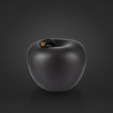 Mela lavagna salvadanaio in ceramica nera vista prospettica