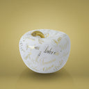 Mela decorativa Luxury Italia Oro home decor su sfondo oro vista angolata