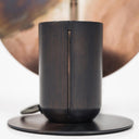 Lampada da tavolo Minificus dettaglio base in ferro e frassino