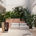 Biocamino Mise en Rose in ambiente living moderno con base in marmo e struttura in rovere