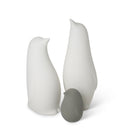 Scultura decorativa in gres porcellanato a forma di pinguini, ideale per decorare ambienti domestici.