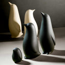 Scultura decorativa di pinguini in gres porcellanato, ideale per collezionisti e amanti degli animali.