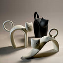 Scultura decorativa in gres porcellanato con design di micioni per amanti degli animali.