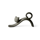 Scultura Micioni in gres porcellanato, dettaglio della forma minimal del gatto.