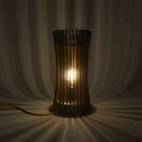 Lampada da tavolo Nuri accesa con luce LED e struttura in legno