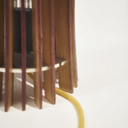 Dettaglio base e listelli in legno della lampada da tavolo Nuri