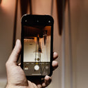 Lampada da terra Cartoccio con diffusore in rame fotografata in ambiente moderno