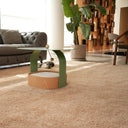 Tavolo da caffè di design con cuccia per gatti Sandy ambientato in soggiorno