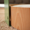 Dettaglio laterale del tavolo da caffè di design con cuccia per gatti Sandy