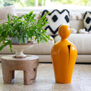 Scultura decorativa Da in ambiente living moderno su tavolino