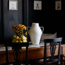 Vaso in ceramica di design Quartara ambientato in interno moderno