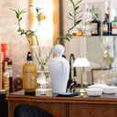 Scultura decorativa Do in ambiente domestico su tavolo con oggetti d’arredo