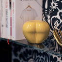 Mela del Peccato Avarizia scultura decorativa su tavolo di design