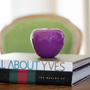 Scultura decorativa Mela del Peccato Ira ambientata in interno moderno