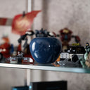 Scultura decorativa Mela del Peccato Lussuria ambientata in interno moderno