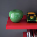 Scultura Mela del peccato Invidia ambientata, oggetto decorativo di design per interni.