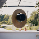 Cassa audio Saturnia Flying sospesa in ambiente moderno