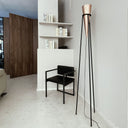 Sedia di design Numa inserita in ambiente moderno con lampada da terra