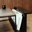 Dettaglio tavolo da salotto Slitta struttura in acciaio e piano in marmo