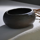 Ciotola artigianale Meteora in ceramica scura, vista laterale su sfondo neutro.