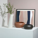 Ciotola artigianale Meteora fotografata in ambiente interno contemporaneo.