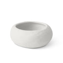 Dettaglio bordo irregolare della ciotola artigianale Meteora in ceramica.