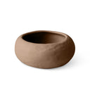 Ciotola artigianale Meteora in tonalità naturale, vista ravvicinata.