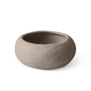 Ciotola Meteora in ceramica scura, design contemporaneo per interni moderni.