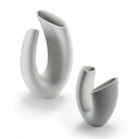 Vasi Anemone in gres porcellanato – composizione decorativa su superficie neutra