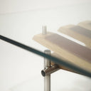 Dettaglio piano in vetro del tavolino da caffè moderno