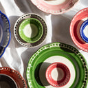 Collezione insalatiere e piatti I Colorati in ceramica artigianale, composizione multicolore.