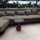 Tavolino da caffè di design Achille in ambiente living moderno con divano