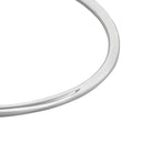 Dettaglio collana flessibile in metallo, linea continua e finitura lucida.