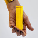 Astuccio design portatile TRILOByME Ego Undesign giallo tenuto in mano