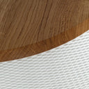 Dettaglio seduta Zero Donut con piano in legno e struttura texturizzata