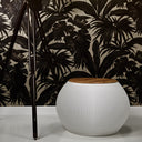 Seduta contenitore Zero Donut design moderno in bioplastica riciclabile ambientata in interno con pianta decorativa